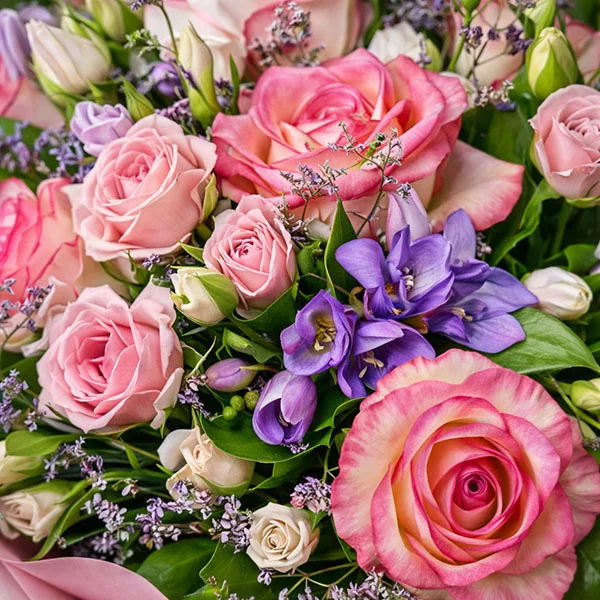 Сны о тебе – букет из розовой и белой розы с эустомой