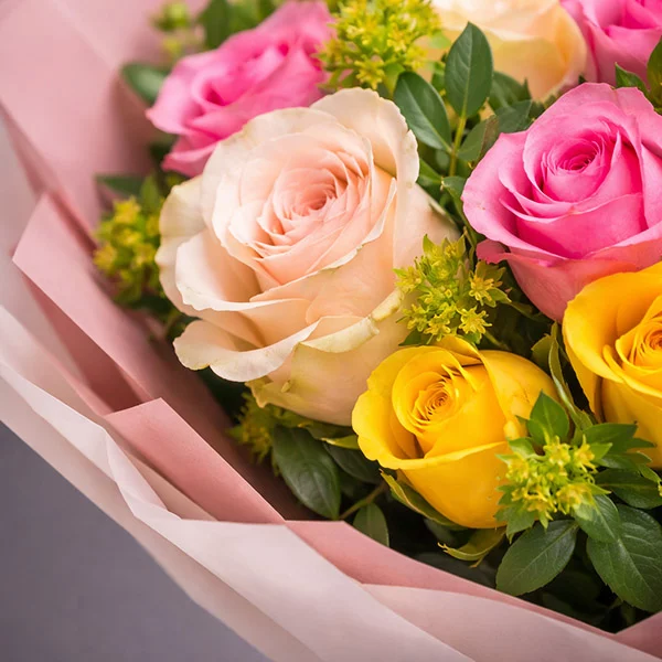 Миледи - 11 роз по цене 9 - букет разноцветных роз с декоративной зеленью